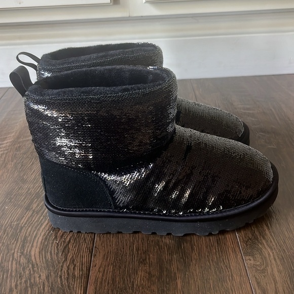 NWT UGG Mini Boots - Picture 4 of 10